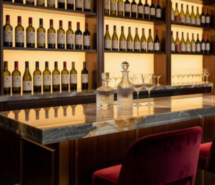 Luxus borbár arany fényekkel és kristálypoharakkal a Programad Visor 24 gourmet lounge-ban